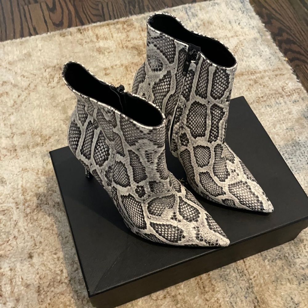 BiancaD boots size 39 snake
